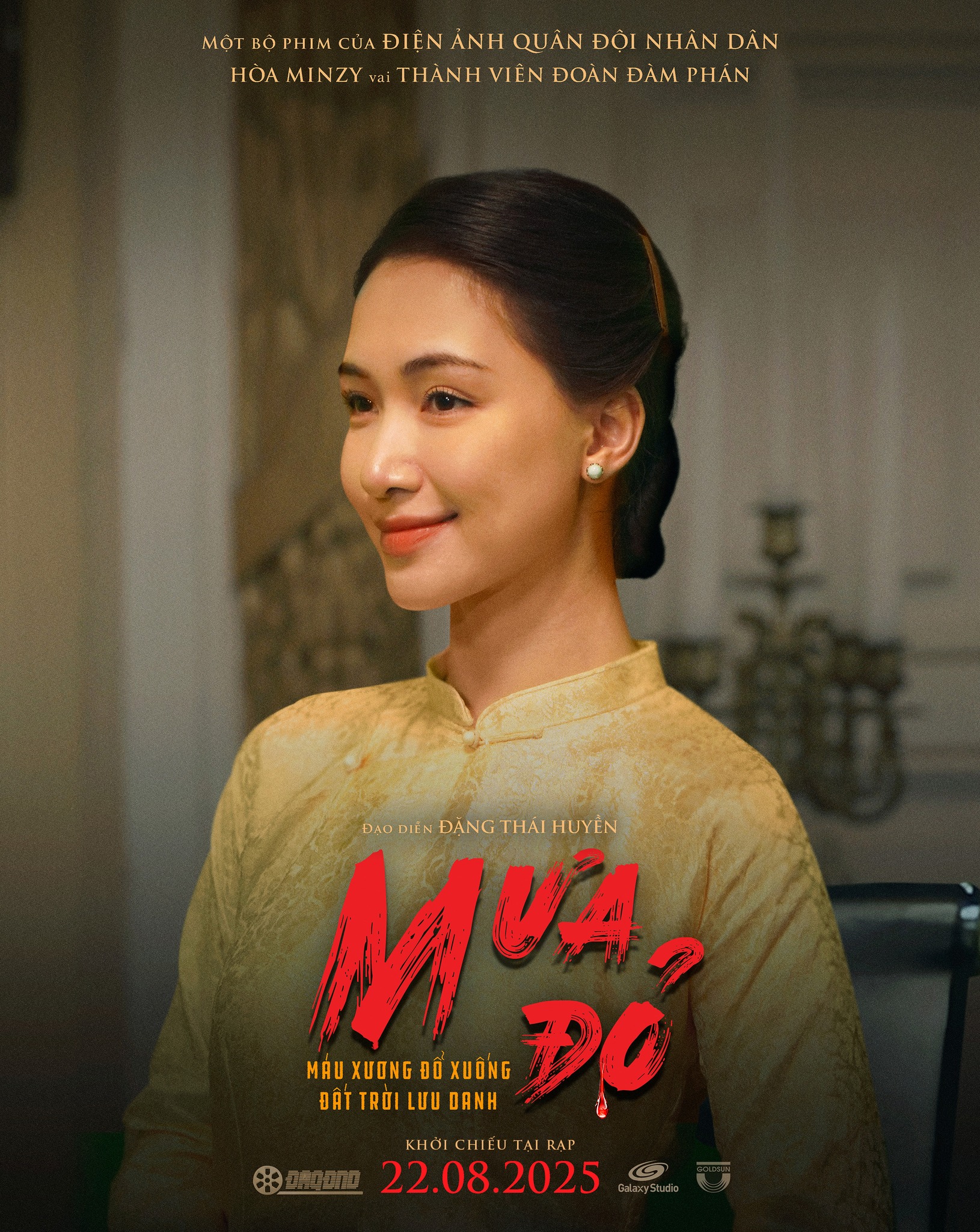Hòa Minzy mặc áo dài truyền thống trong phim Mưa Đỏ