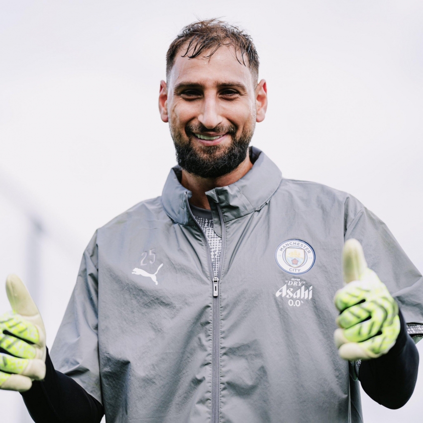 Donnarumma trong khung gỗ Man City