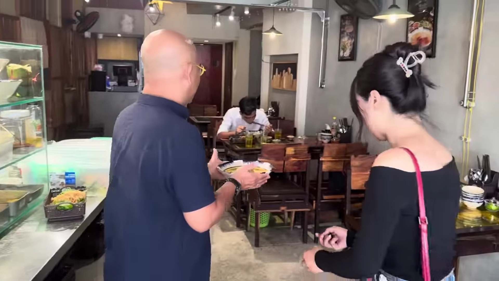 Color Man tự tay bưng bê cho nhân viên cũ