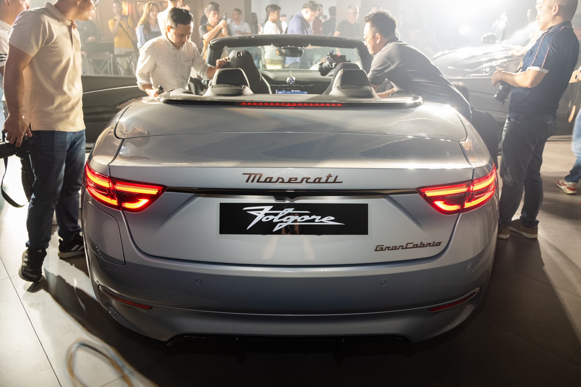 GranCabrio Folgore với mui mềm đóng mở nhanh Xe mui mềm GranCabrio Folgore đang mở mui