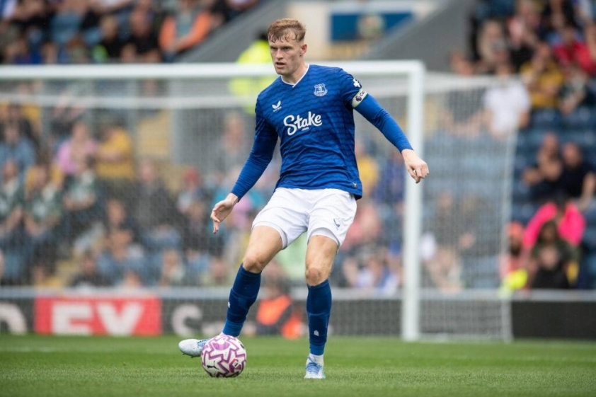 MU và Tottenham cạnh tranh giành Branthwaite Hậu vệ Branthwaite trong màu áo Everton