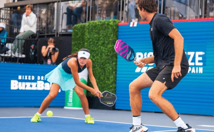 Niềm tin và phối hợp trong đôi pickleball Hai vận động viên pickleball phối hợp trên sân