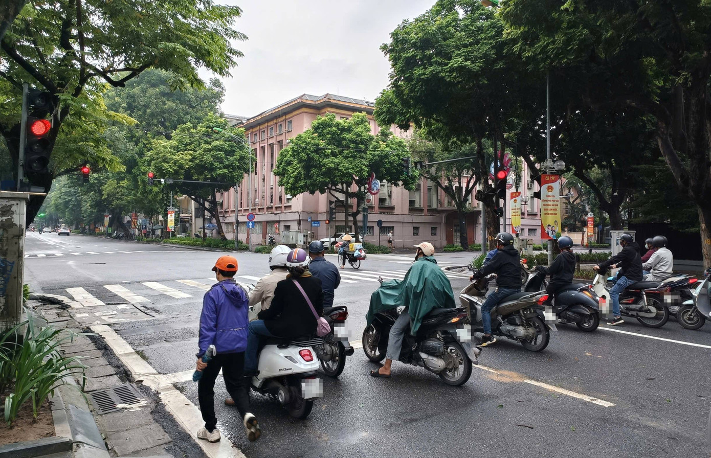 Dừng đèn đỏ dùng điện thoại có bị xử phạt?