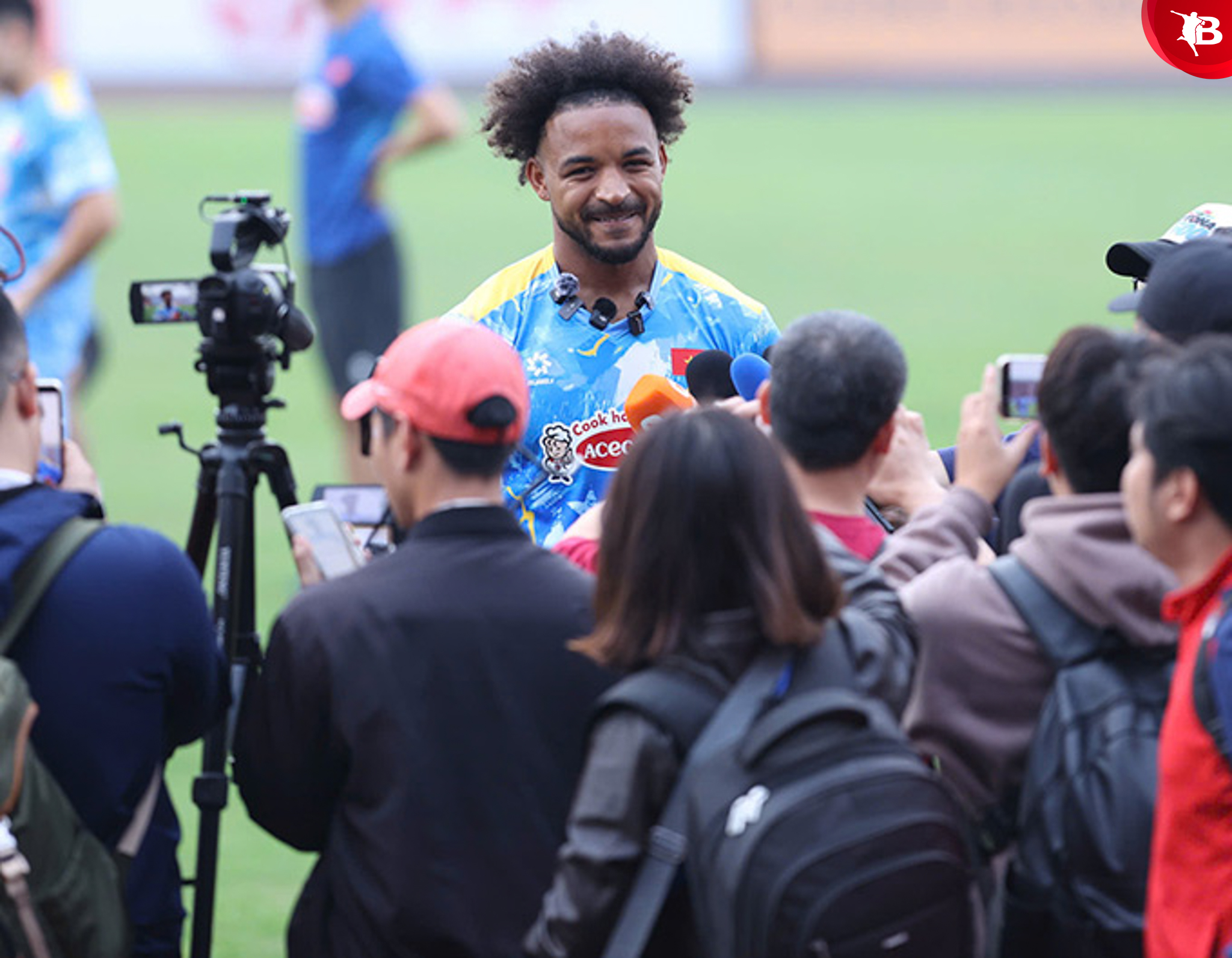 Xuân Son vui mừng khi được HLV Kim Sang Sik chào đón trở lại Xuân Son tranh bóng với HLV Kim Sang Sik