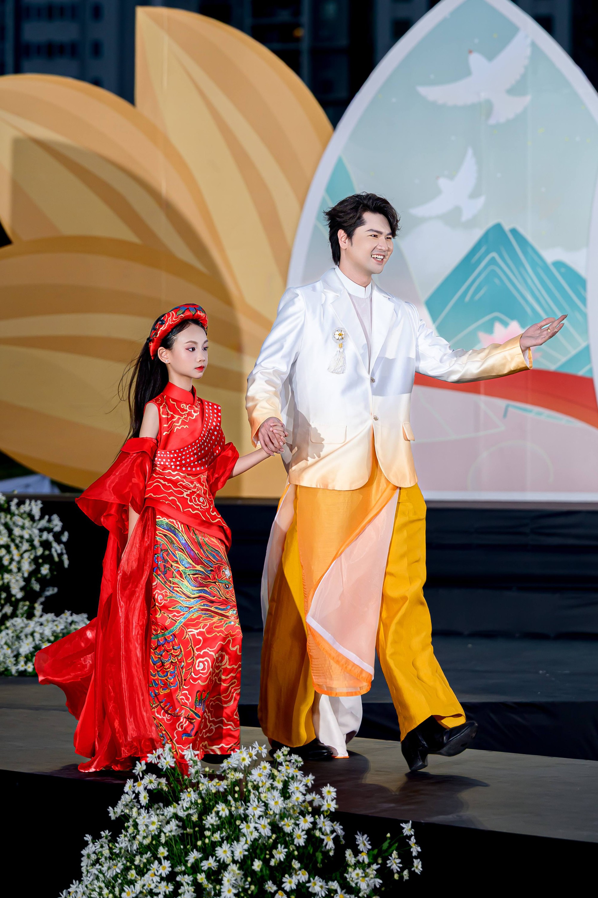 Trịnh Ngọc Anh và Đình Quyền trên sàn catwalk