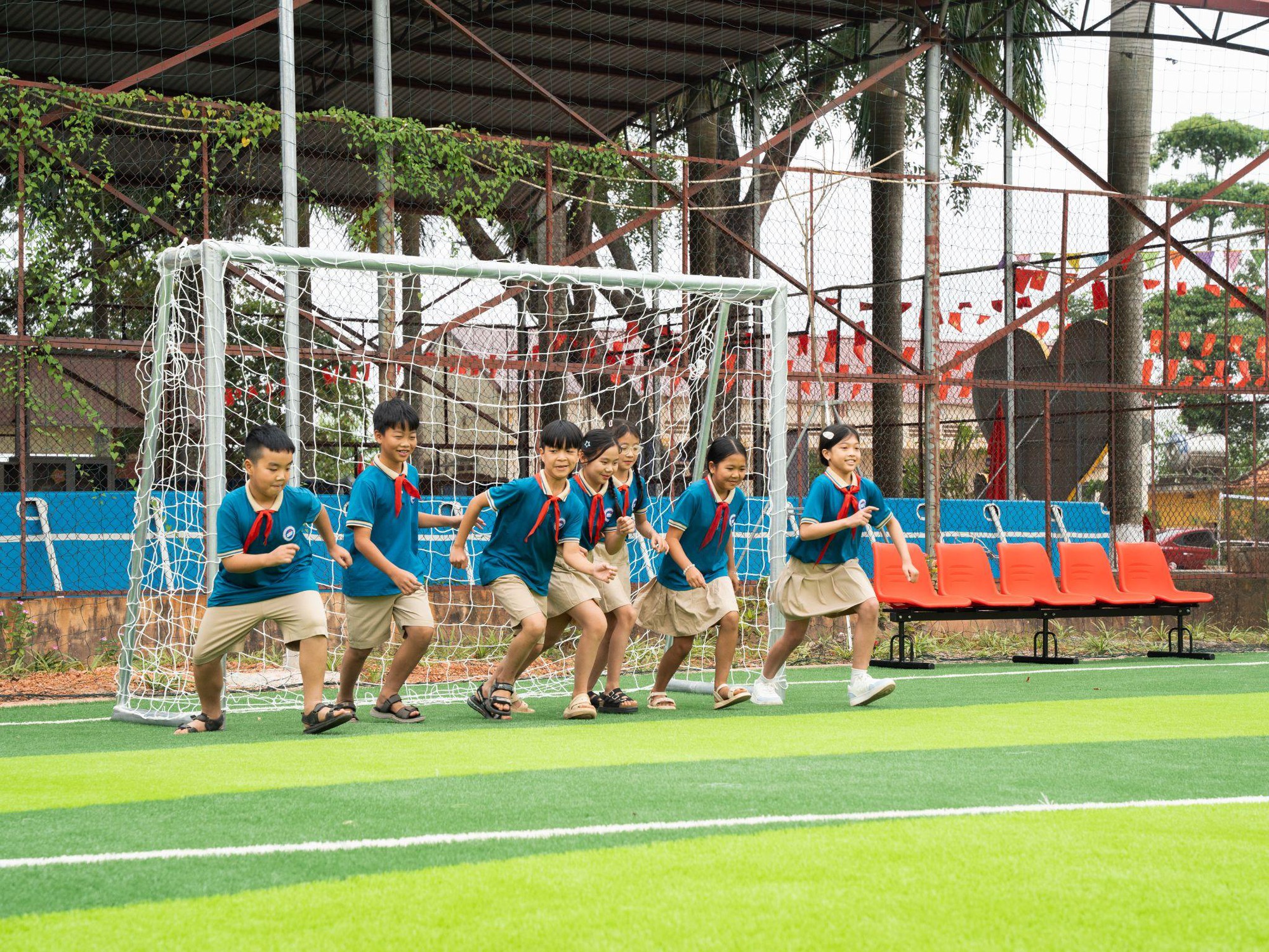 Xây dựng sân bóng hiện đại và an toàn cho học sinh