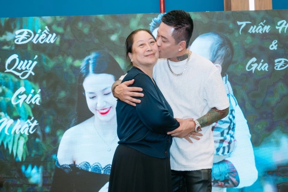 Tuấn Hưng và mẹ