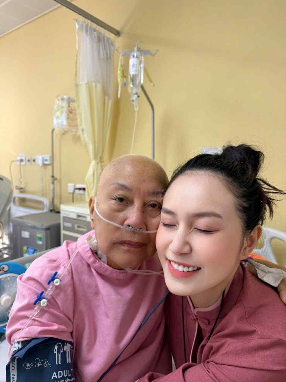 Bà xã Tuấn Hưng chăm sóc mẹ chồng