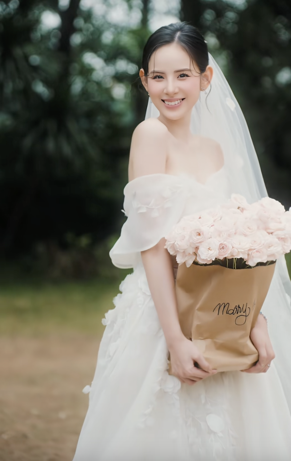 Cặp đôi hạnh phúc bên nhau trong ảnh cưới