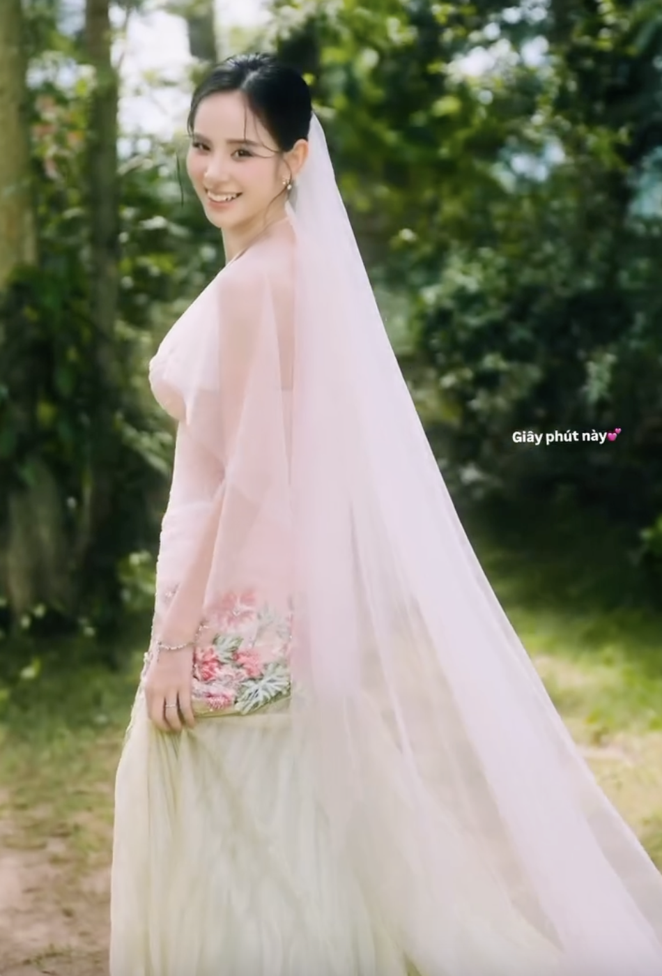 Nụ cười tỏa nắng của Hương Liên trong ảnh cưới