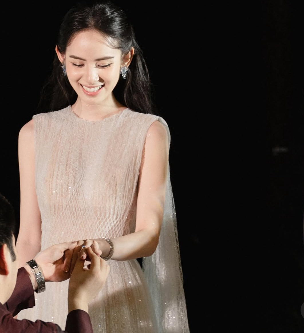 Hương Liên hạnh phúc nhận lời cầu hôn