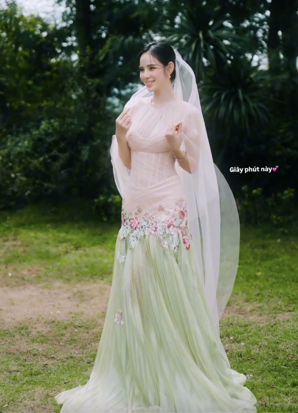 Hương Liên diện váy cưới đơn giản tôn nét đẹp thuần khiết
