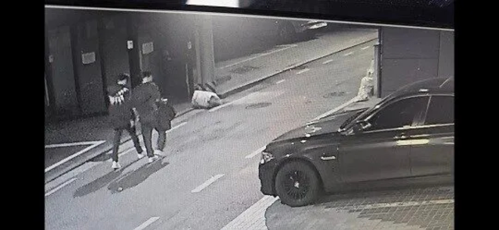 Chấn động tin nam ca sĩ 9X nghi bị uy hiếp trong tù, phải chuyển nóng gần 550 triệu cho quản giáo trại giam?- Ảnh 4. Kim Ho Joong đổi quần áo cho quản lý để trốn tội