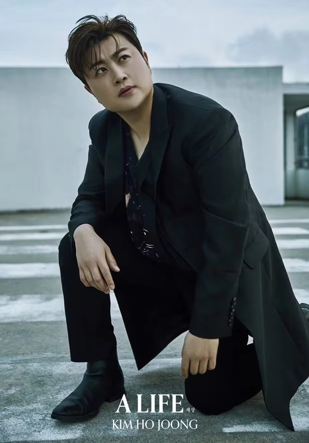 Chấn động tin nam ca sĩ 9X nghi bị uy hiếp trong tù, phải chuyển nóng gần 550 triệu cho quản giáo trại giam?- Ảnh 1. Cán bộ trại giam yêu cầu Kim Ho Joong đưa hơn 500 triệu đồng