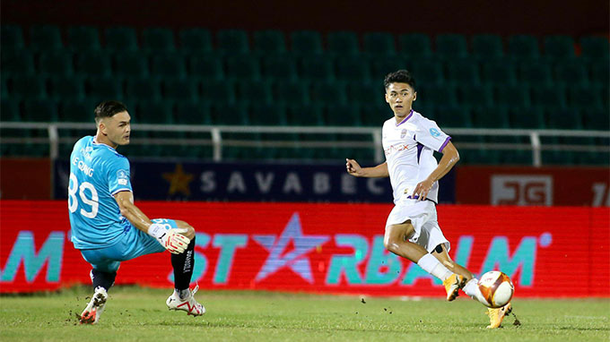 Việt Cường (áo trắng) có thể sẽ tạo nên bất ngờ trong đội hình xuất phát Việt Cường (áo trắng) có thể sẽ tạo nên bất ngờ trong đội hình xuất phát