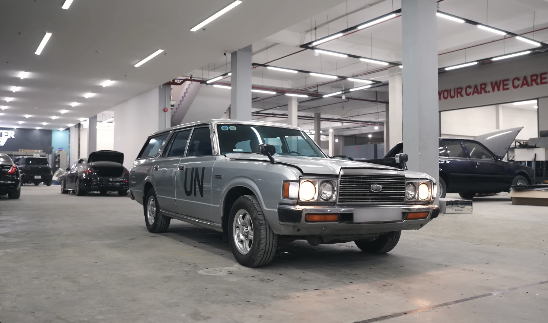 Ngoại thất xe Toyota Crown màu đen bóng