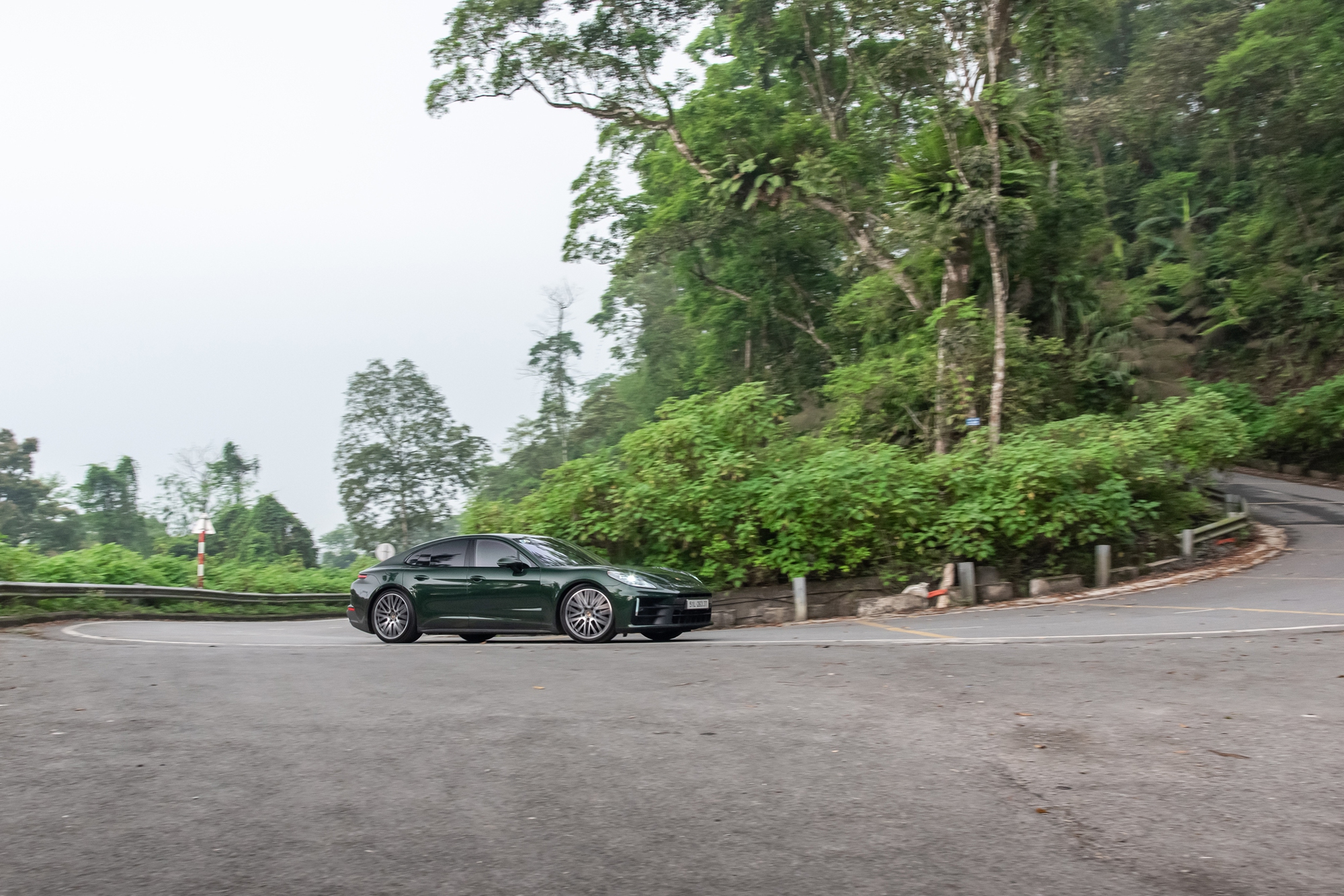 Porsche Panamera là một chiếc xe ‘đa nhân cách’ như này: Sáng mặc suite, tối đi ‘đua’- Ảnh 1.