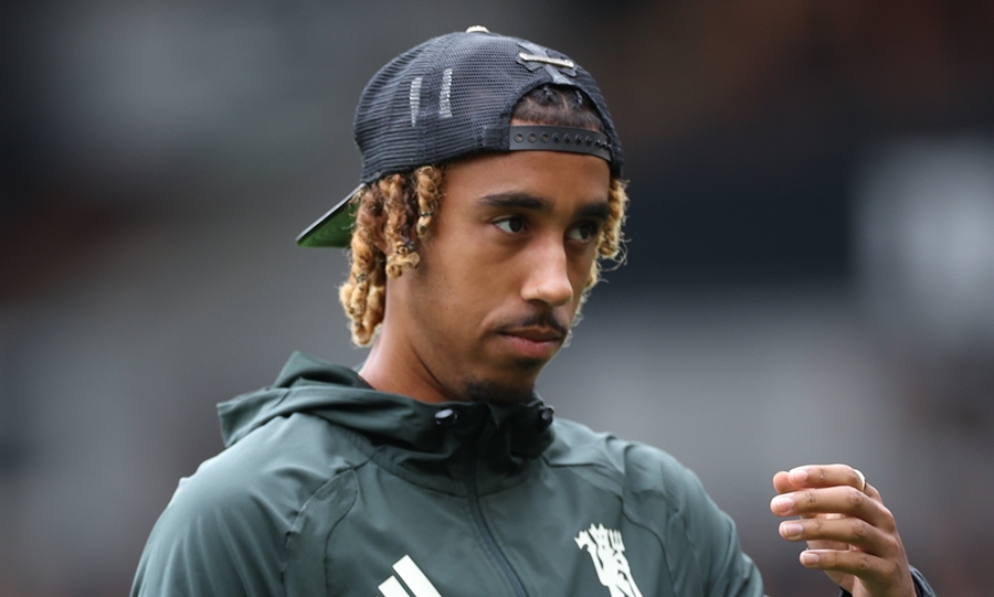 Leny Yoro đối mặt tương lai khó đoán tại Man Utd. Leny Yoro đối mặt tương lai khó đoán tại Man Utd.