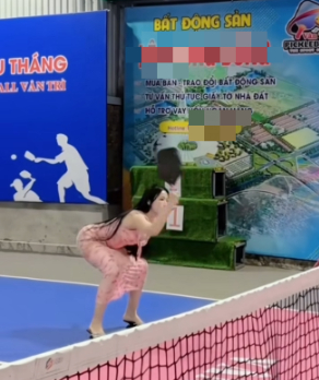 Nữ sales diện váy hồng trên nền sân Pickleball