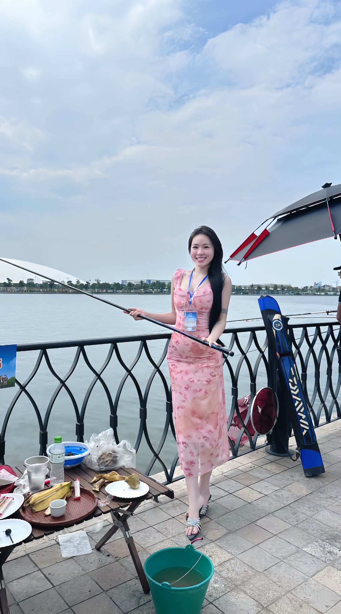 Hot girl chơi Pickleball cùng khách hàng
