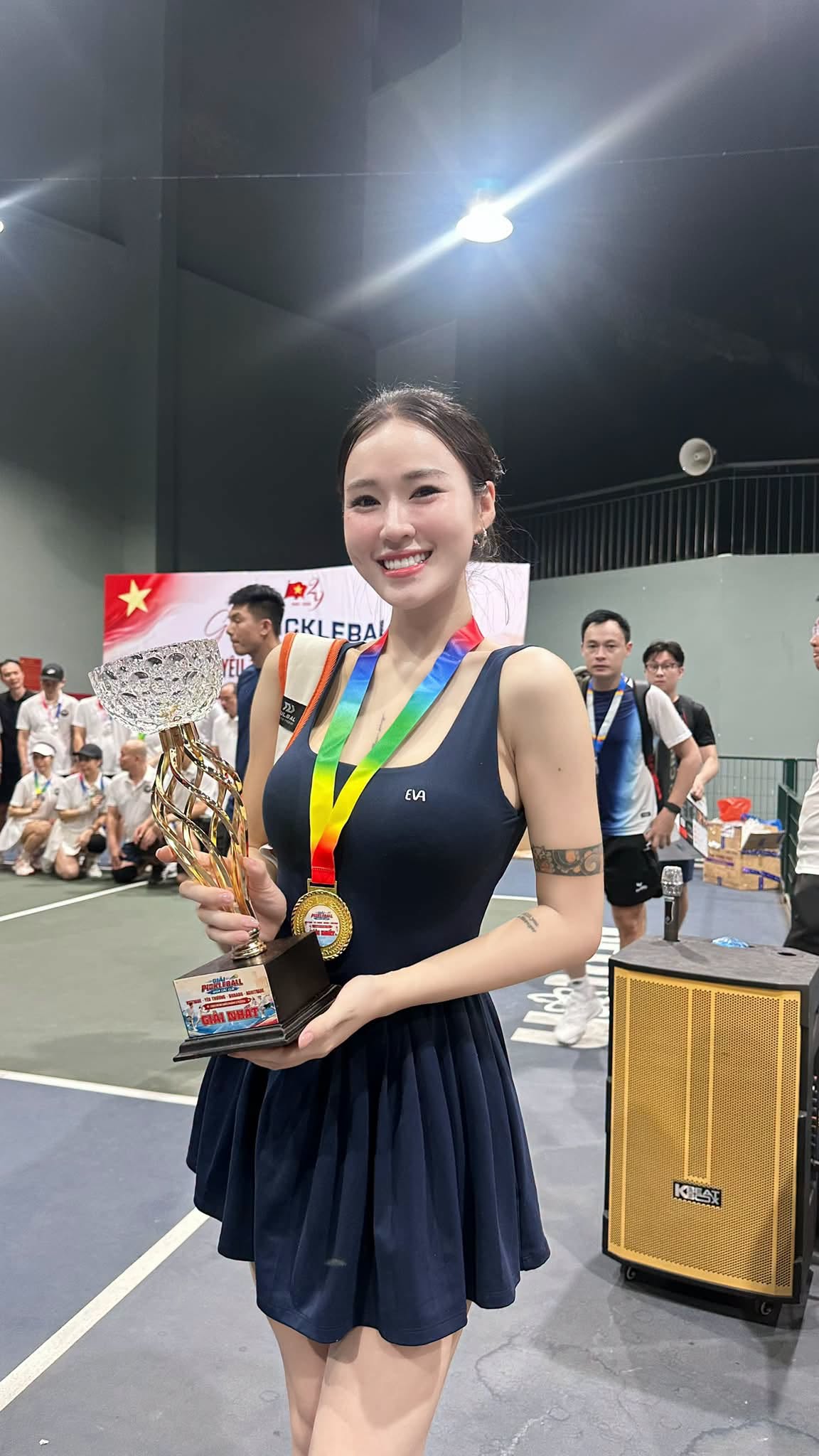 Cô nàng mặc váy hồng cầm vợt trên sân Pickleball