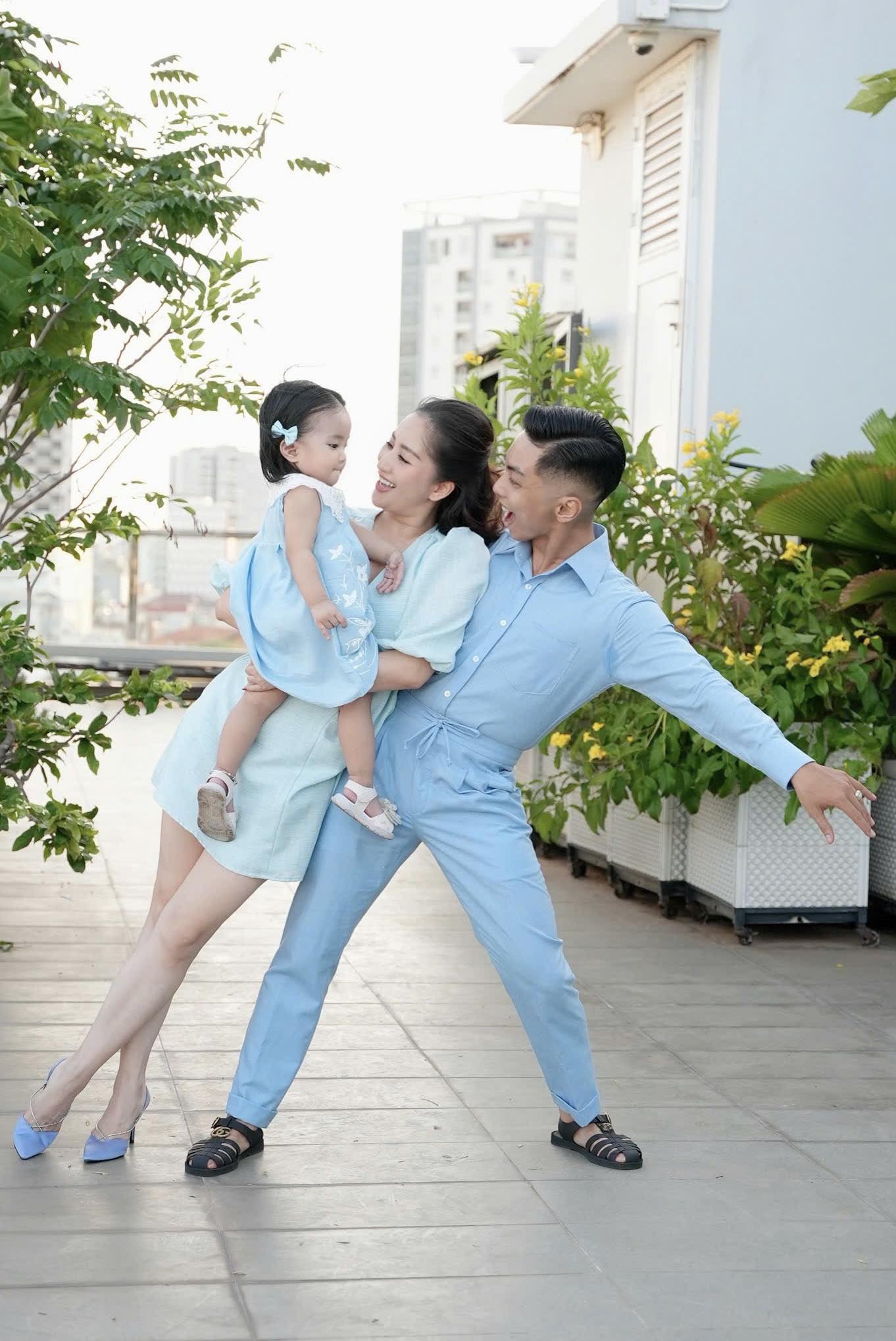 Hình ảnh gia đình Khánh Thi - Phan Hiển cùng các con