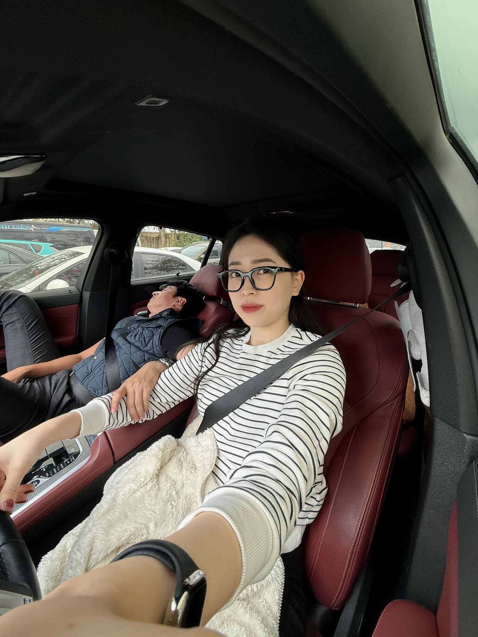 Phương Nga và Bình An trêu đùa nhau vui vẻ