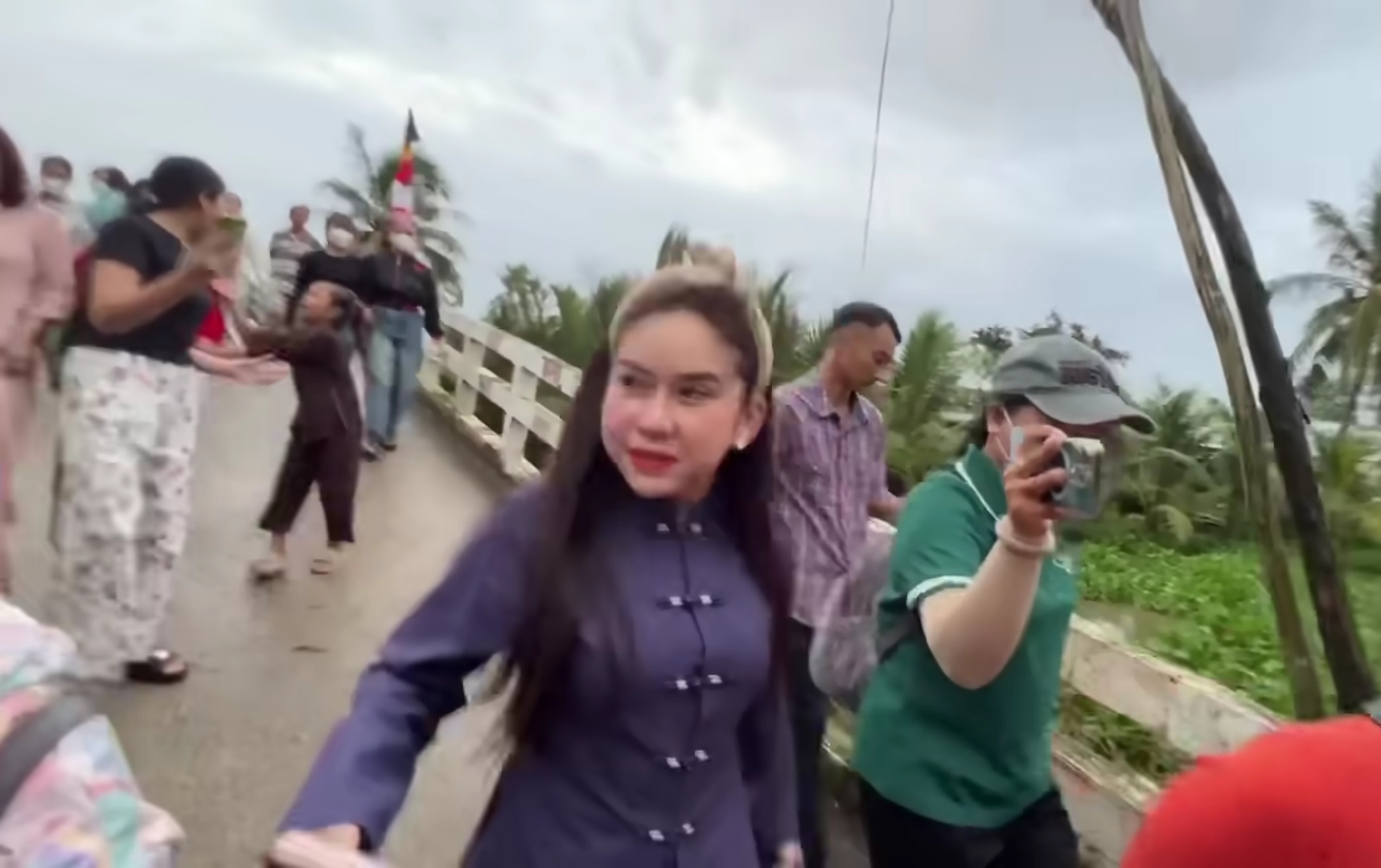 Nhiều người vây quanh Bình Tinh sau khi cô bước xuống xe
