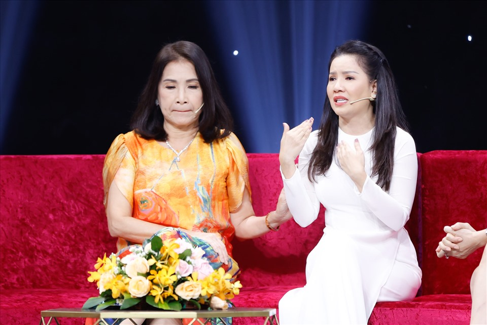 Ngọc Trinh bật khóc chia sẻ