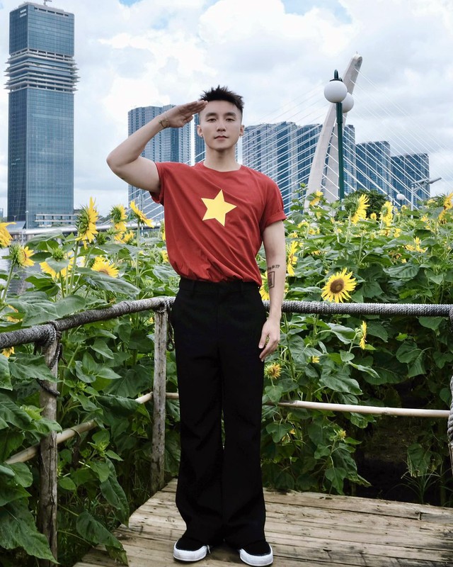 Bức ảnh 10 điểm, vừa đẹp trai vừa yêu nước của Sơn Tùng gây bão MXH