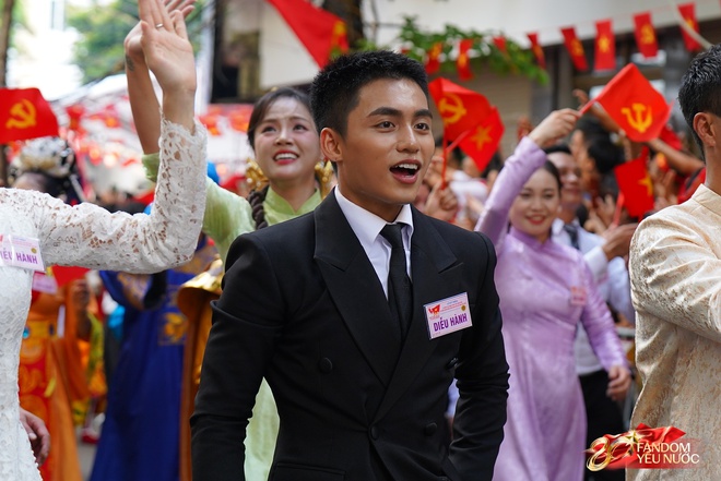 MONO nổi bật tràn đầy năng lượng trong buổi diễu hành